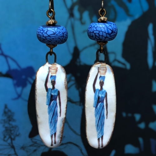 Boucles d'oreilles composées de pendentifs artisanaux en céramique et de perles artisanales en pâte polymère. Crochets d'oreilles en niobium. Pièces uniques.