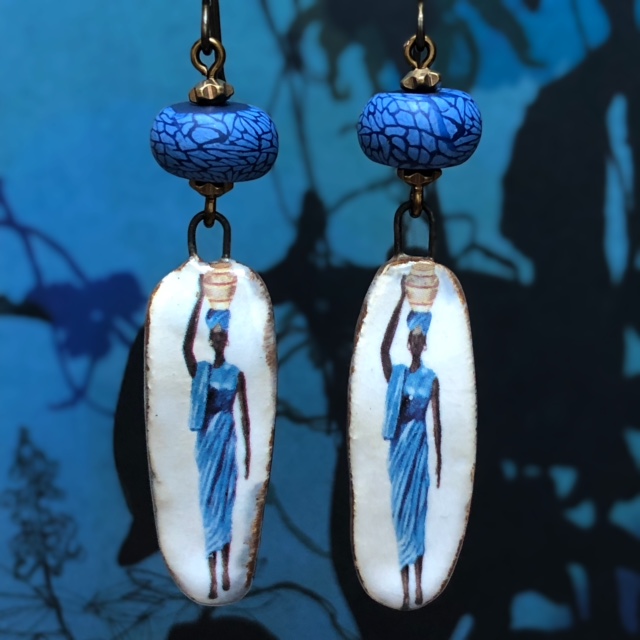Boucles d'oreilles composées de pendentifs artisanaux en céramique et de perles artisanales en pâte polymère. Crochets d'oreilles en niobium. Pièces uniques.