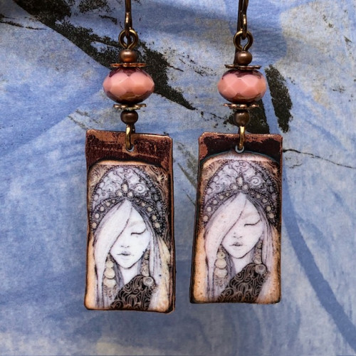 Boucles d’oreilles bohémienne composées de pendentifs en cuivre émaillé et de perles en verre tchèque rose fanée. Bijoux uniques de créateur.