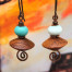 Boucles d’oreilles asymétriques en bois de Bayong et perles en verre filé à la flamme vert pastel. Pièces uniques.