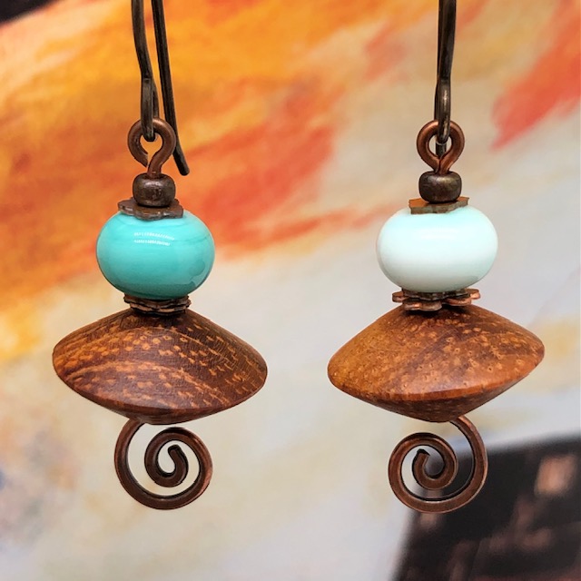 Boucles d’oreilles asymétriques en bois de Bayong et perles en verre filé à la flamme vert pastel. Pièces uniques.