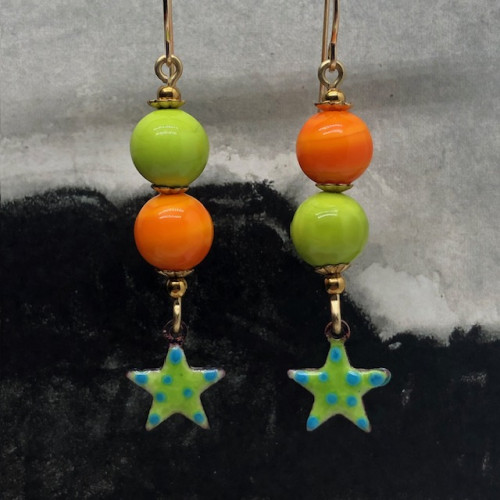 Boucles d'oreilles asymétriques composées de perles rondes en verre filé à la flamme oranges et vertes. Bijoux uniques de créateur.