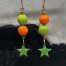 Boucles d'oreilles asymétriques composées de perles rondes en verre filé à la flamme oranges et vertes. Bijoux uniques de créateur.