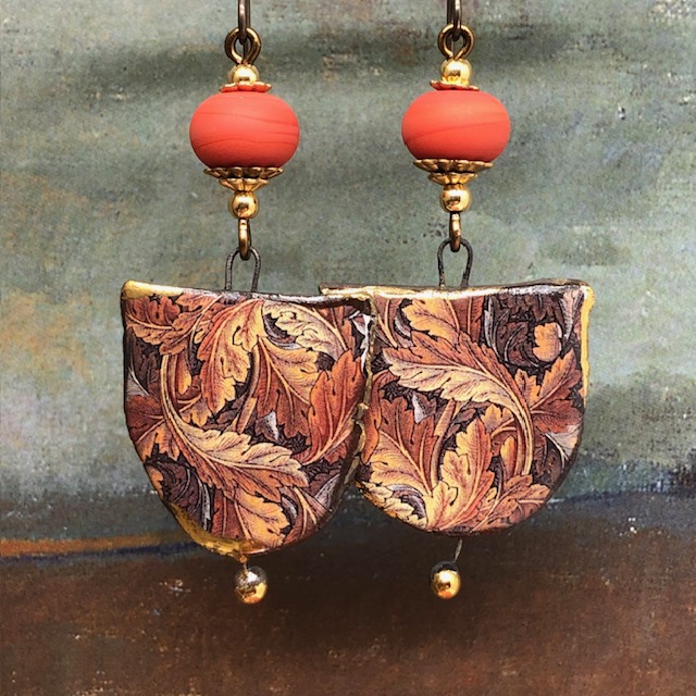 Boucles d'oreilles asymétriques composées de pendentifs en céramique avec des feuilles d'acanthe brune, un motif créé par William Morris. Bijoux uniques.