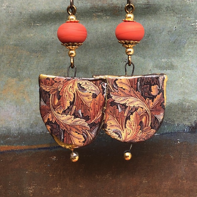 Boucles d'oreilles asymétriques composées de pendentifs en céramique avec des feuilles d'acanthe brune, un motif créé par William Morris. Bijoux uniques.