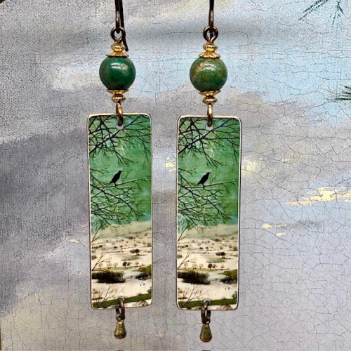 Longues boucles d'oreilles composées de pendentifs artisanaux en laiton représentant un paysage enneigé de Brueghel. Bijoux uniques de créateur.