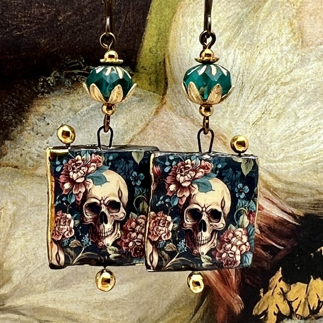 Boucles d'oreilles calaveras (têtes de mort), composées de pendentifs en céramique et de perles en verre de Bohême. Bijoux uniques de créateur.