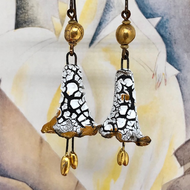 Boucles d'oreilles bohème chic composées de pendentifs en céramique craquelée en forme de campanules, blanches et or. Pièces uniques.