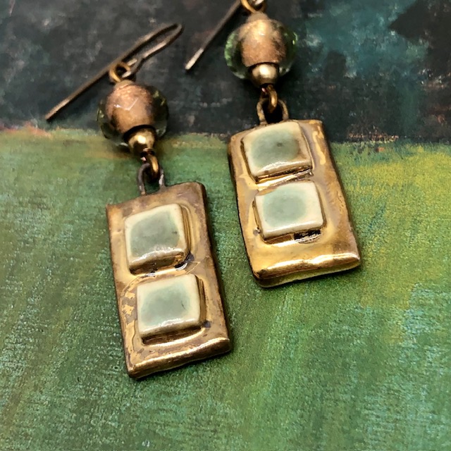 Boucles d'oreilles Carrés vert et bronze – Image 4