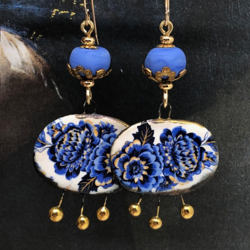 Boucles d’oreilles bohème chic composées de pendentifs en céramique avec un motif de centaurée bleue. Bijoux uniques de créateur.
