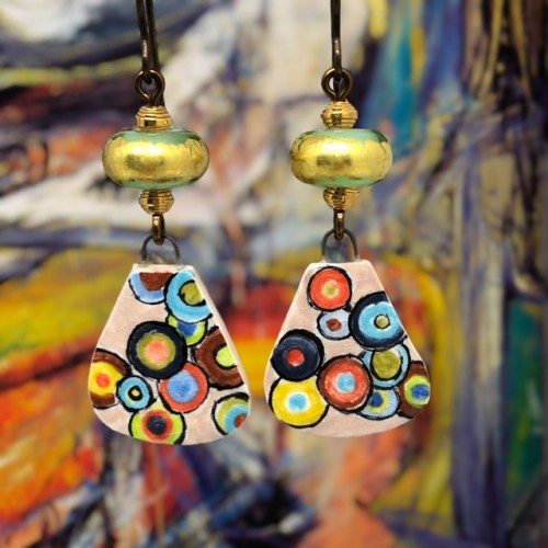 Boucles d'oreilles bohème composées de pendentifs en porcelaine multicolore au design abstrait et de perles lampwork.
