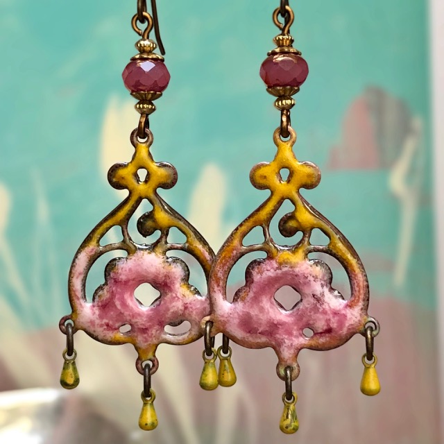 Boucles d'oreilles bohèmes composées de chandeliers en cuivre émaillé jaune et rose et de perles en verre tchèque. Pièces uniques