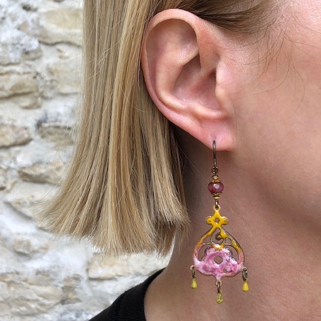 Boucles d'oreilles bohèmes composées de chandeliers en cuivre émaillé jaune et rose et de perles en verre tchèque. Pièces uniques