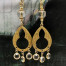 Longues boucles d'oreilles chandelier en laiton doré, verre de Bohême et breloques en cristal Swarovski. Bijoux de créateur.