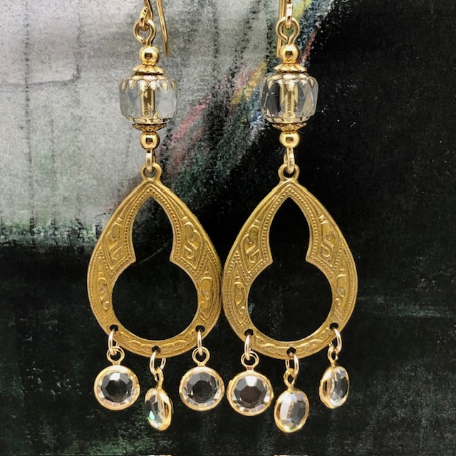 Longues boucles d'oreilles chandelier en laiton doré, verre de Bohême et breloques en cristal Swarovski. Bijoux de créateur.
