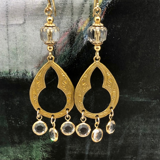 Longues boucles d'oreilles chandelier en laiton doré, verre de Bohême et breloques en cristal Swarovski. Bijoux de créateur.
