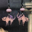 Petites boucles d'oreilles asymétriques composées de pendentifs en cuivre émaillé, en forme de petit chat beige rosé et noir. Bijoux uniques.