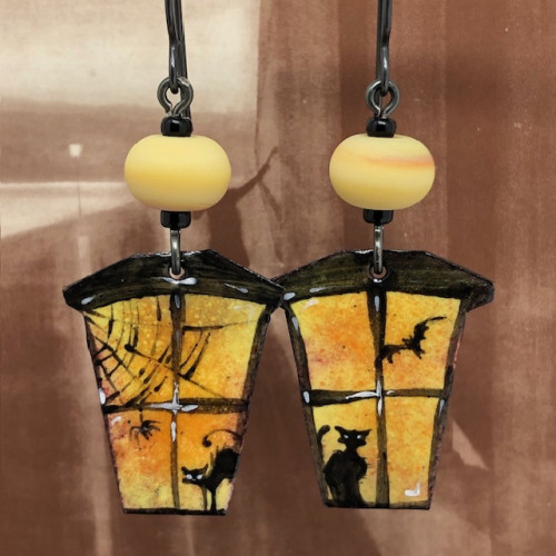 Boucles d'oreilles asymétriques Halloween composées de pendentifs en cuivre émaillé représentant un chat noir et de perles en verre filé. Bijoux uniques.