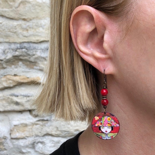 Boucles d'oreilles composées de pendentifs artisanaux en cuivre émaillé et de perles rouges en howlite. Crochets d'oreilles en niobium. Pièces uniques.