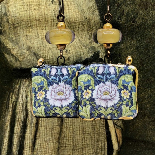 Boucles d'oreilles William Morris composées de pendentifs en céramique avec un motif de chrysanthèmes blancs. Bijoux uniques de créateur.