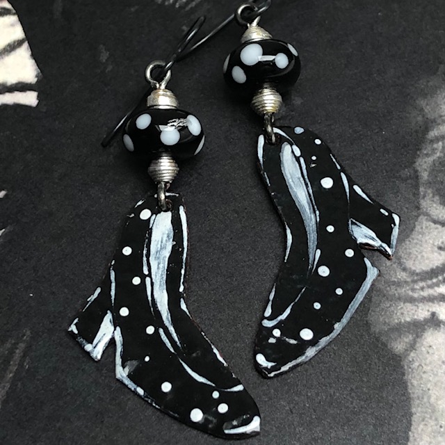 Boucles d'oreilles composées de pendentifs artisanaux en cuivre émaillé et de perles lampwork. Crochets d'oreilles en niobium. Pièces uniques.
