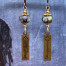 Longues boucles d’oreilles vintage composées de pendentifs rectangulaires en laiton et de perles lampwork. Bijoux uniques de créateur.