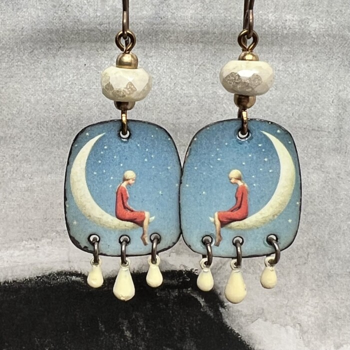 Boucles d’oreilles poétiques composées de pendentifs en cuivre émaillé avec le portrait d'une jeune fille assise sur un croissant de lune. Bijoux uniques.