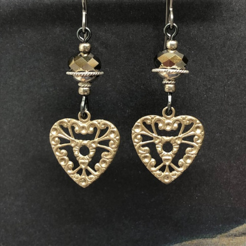 Boucles d'oreilles bohème chic coeurs platinum composées d'estampes en laiton et de perles facettées en cristal Swarovski.