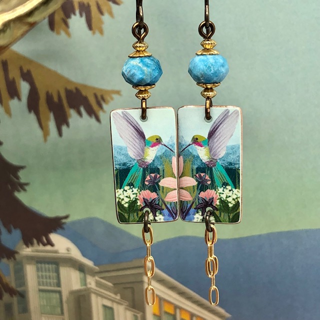 Boucles d'oreilles bohème composées de pendentifs en laiton illustré représentant un colibri et de perles en apatite bleue. Pièces uniques.