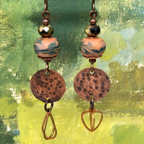 Longues boucles d’oreilles asymétriques et vintage composées de connecteurs, de breloques en cuivre et de perles vert bronze. Bijoux uniques de créateur.