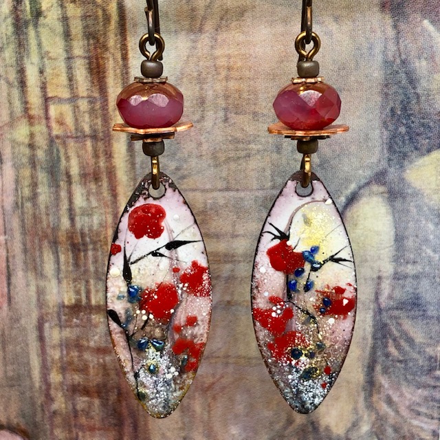 Boucles d'oreilles bohème coquelicots composées de pendentifs artisanaux en cuivre émaillé et de perles en verre tchèque. Pièces uniques.