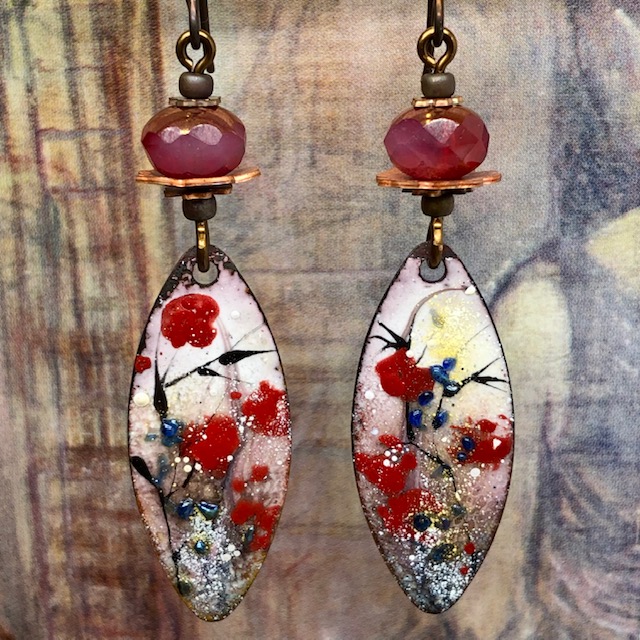 Boucles d'oreilles bohème coquelicots composées de pendentifs artisanaux en cuivre émaillé et de perles en verre tchèque. Pièces uniques.