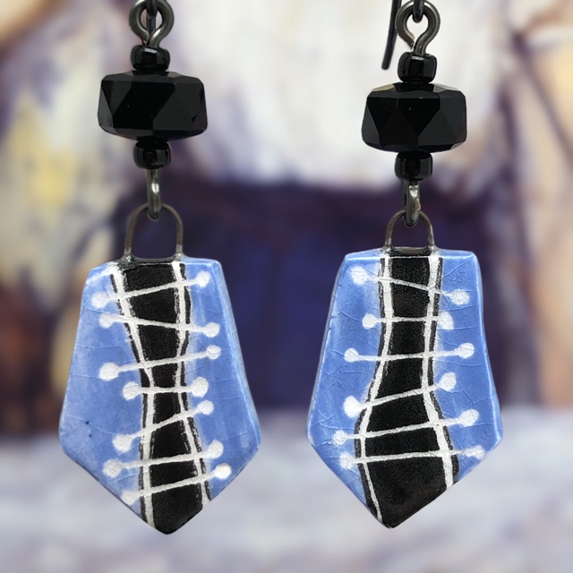 Boucles d'oreilles composées de pendentifs artisanaux en céramique et de perles facettées en cristal Swarovski. Pièces uniques.