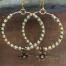Grandes créoles bohème chic composées de perles de rocaille japonaises bleu ciel et bronze doré. Bijoux uniques de créateur.