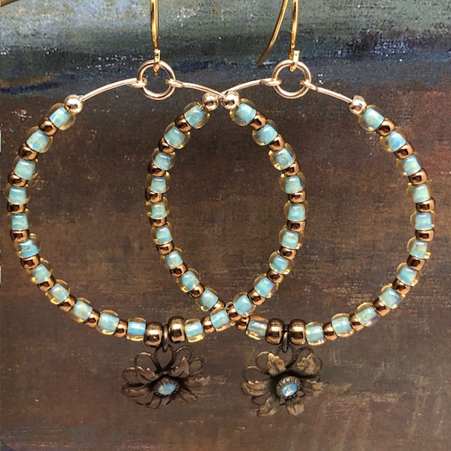 Grandes créoles bohème chic composées de perles de rocaille japonaises bleu ciel et bronze doré. Bijoux uniques de créateur.
