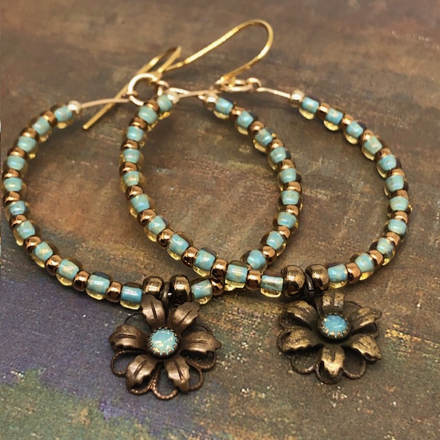 Boucles d'oreilles Créoles Bronze et bleu ciel, perles de rocaille, vintage – Image 2
