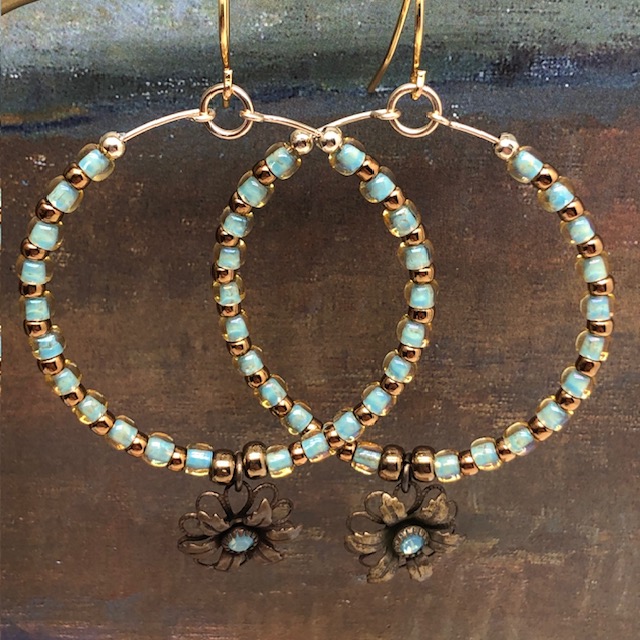 Grandes créoles bohème chic composées de perles de rocaille japonaises bleu ciel et bronze doré. Bijoux uniques de créateur.