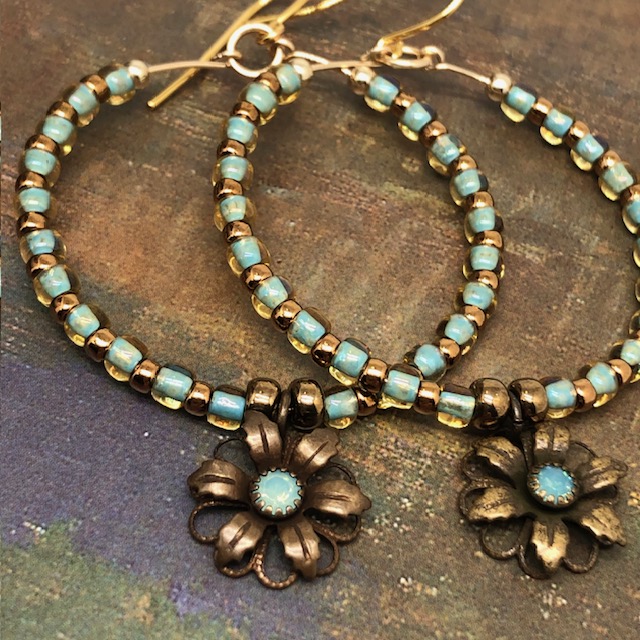 Grandes créoles bohème chic composées de perles de rocaille japonaises bleu ciel et bronze doré. Bijoux uniques de créateur.