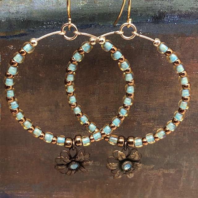 Boucles d'oreilles Créoles Bronze et bleu ciel, perles de rocaille, vintage – Image 5