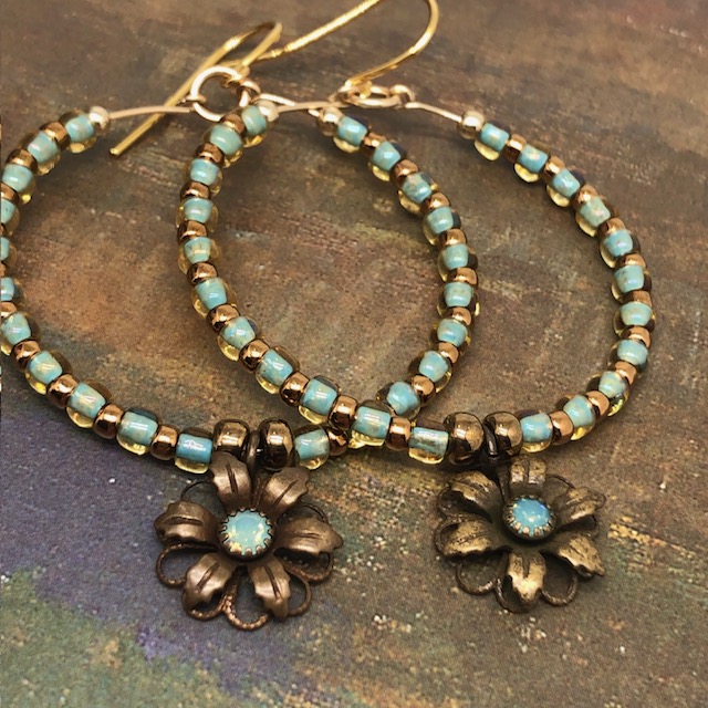 Grandes créoles bohème chic composées de perles de rocaille japonaises bleu ciel et bronze doré. Bijoux uniques de créateur.