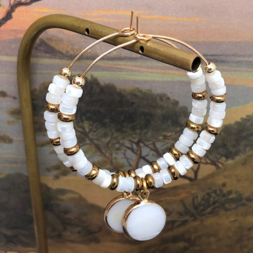 Boucles d'oreilles créoles composées de perles Heishi en nacre blanche et de jolies perles en verre tchèque bronze.
