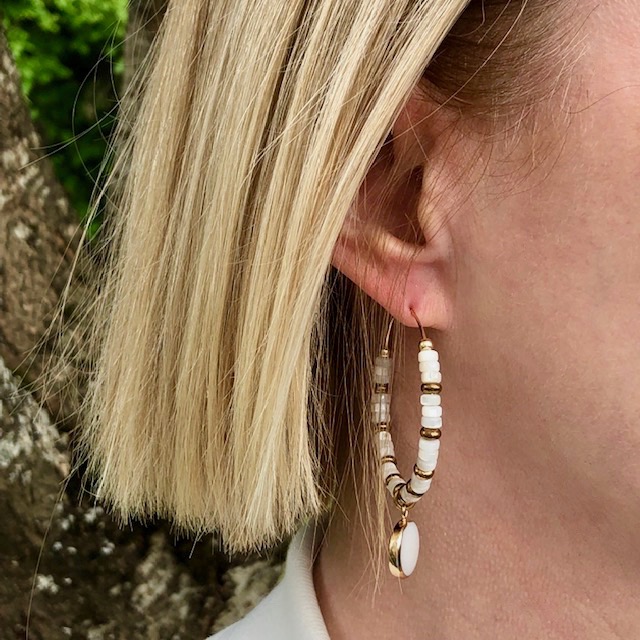 Boucles d'oreilles créoles composées de perles Heishi en nacre blanche et de jolies perles en verre tchèque bronze.
