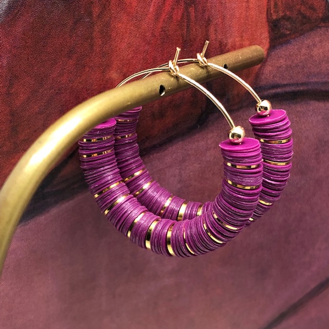 Boucles d'oreilles créoles composées de perles africaines Heishi en vinyles recyclés parme et de perles en laiton dorées à l’or fin.