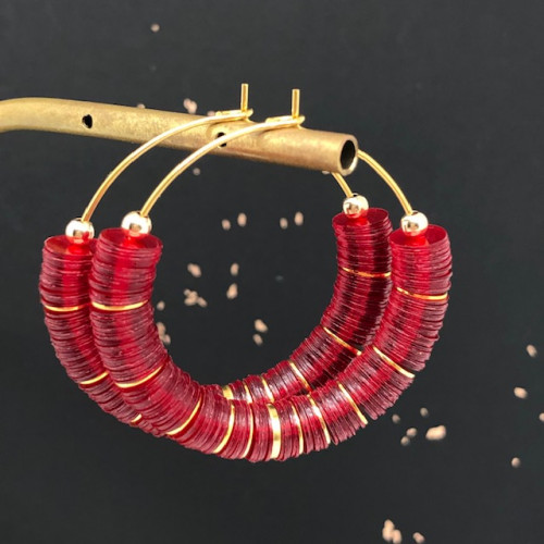 Créoles composées de perles africaines Heishi en vinyles recyclés rouge et de perles en laiton dorées à l’or fin.