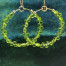 Boucles d'oreilles créoles bohème chic composées de perles de rocaille japonaises vert anis et or. Bijoux de créateur.