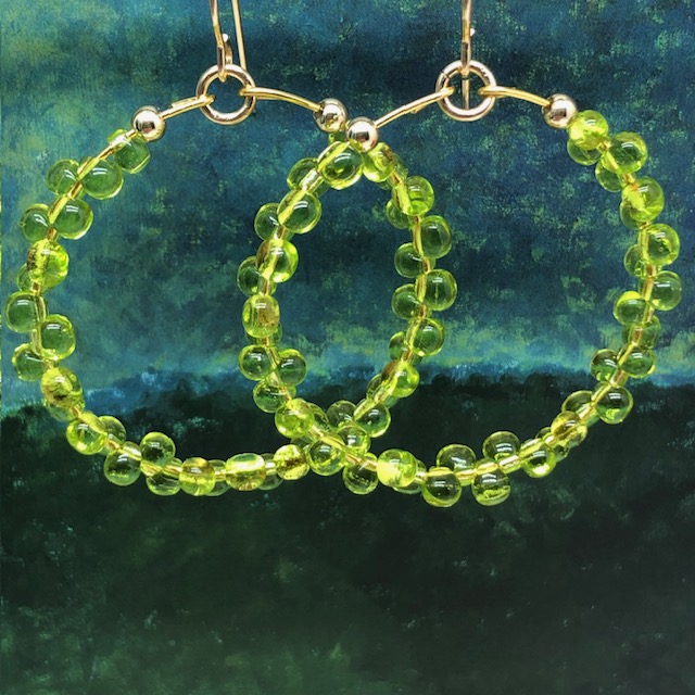 Boucles d'oreilles créoles bohème chic composées de perles de rocaille japonaises vert anis et or. Bijoux de créateur.