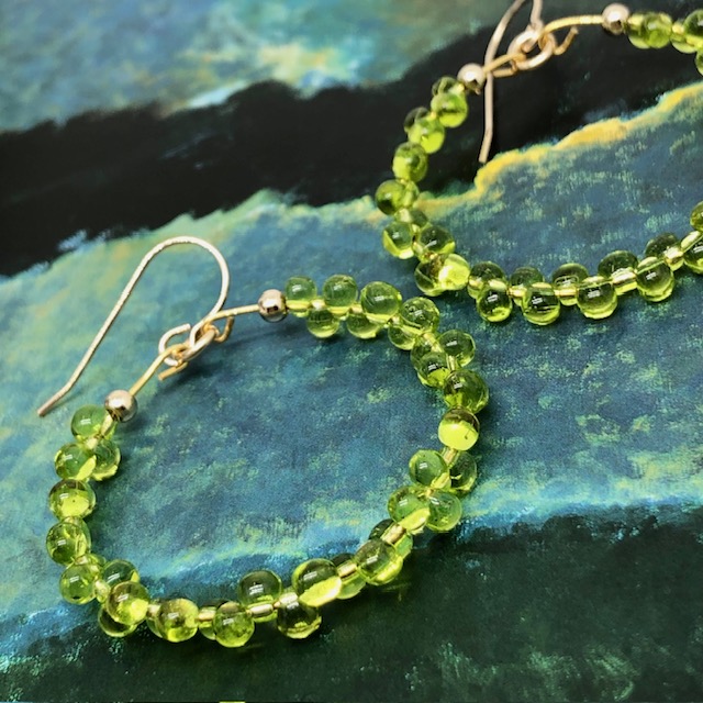 Boucles d'oreilles Créoles vert anis, perles de rocaille – Image 2
