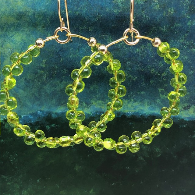 Boucles d'oreilles Créoles vert anis, perles de rocaille – Image 3