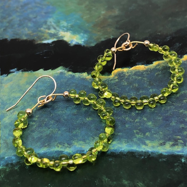 Boucles d'oreilles Créoles vert anis, perles de rocaille – Image 4