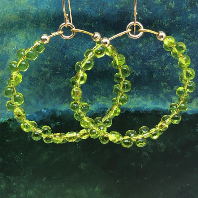 Boucles d'oreilles Créoles vert anis, perles de rocaille – Image 5